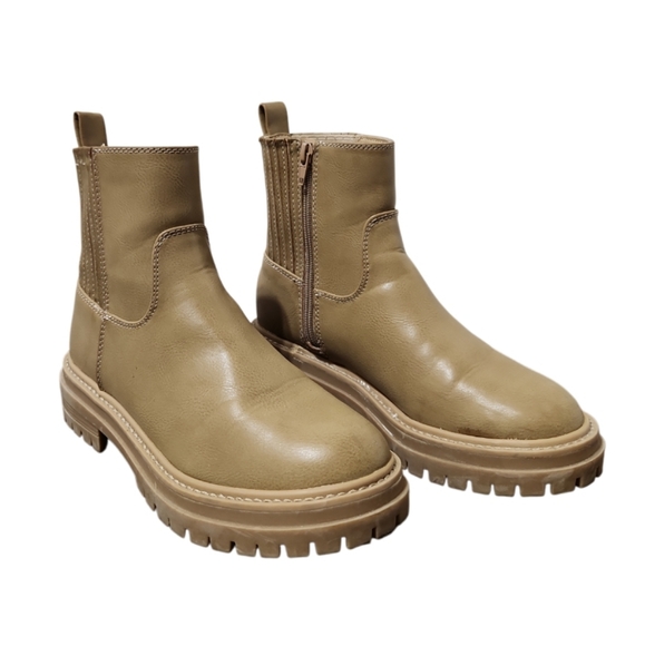 Time and Tru Women's Lug Chelsea Boots (6.5) - Picture 1 of 12